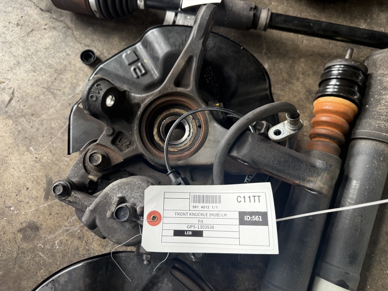 Бирка со штрихкодом на поворотном кулаке: FRONT KNUCKLE (HUB) LH, Honda Fit, GP5-1303536, ID 561, ячейка C11TT